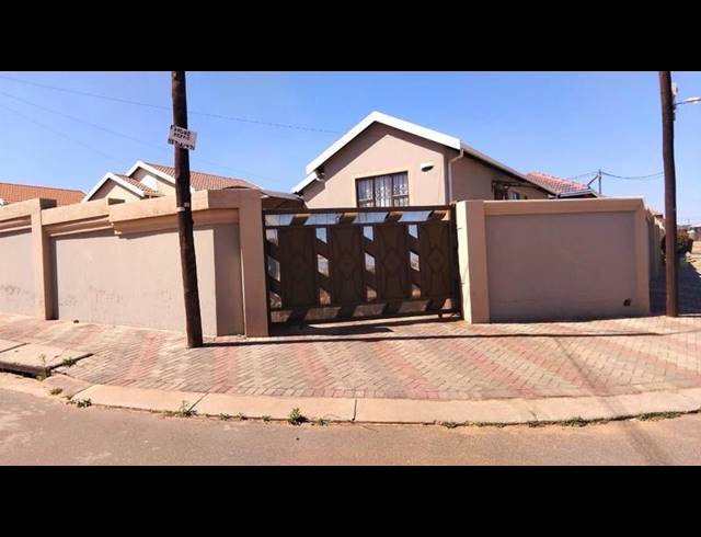3 BEDROOM HOUSE FOR SALE IN KAGISO